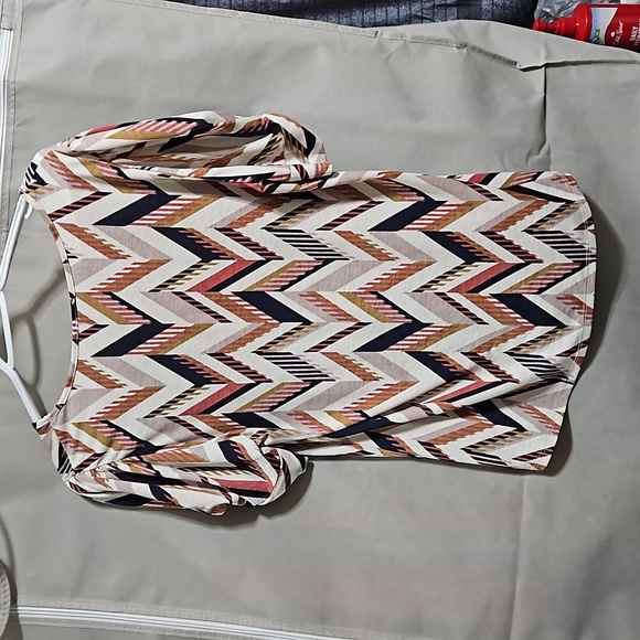 Multi color blouse size. M - Picture 2 of 2